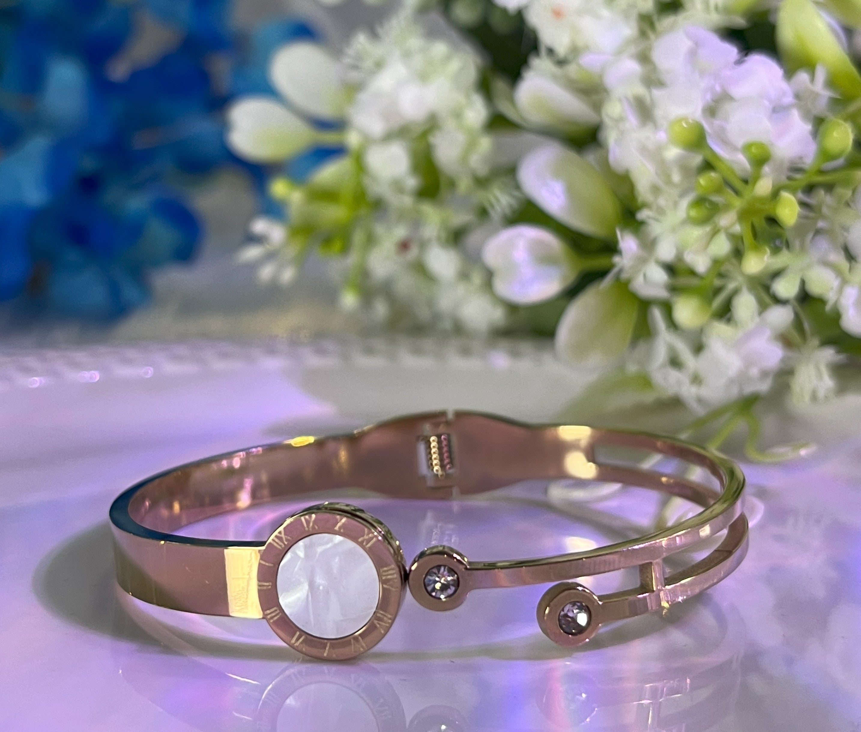 Classic Roman Dial Kada ā Matte Gold Finish