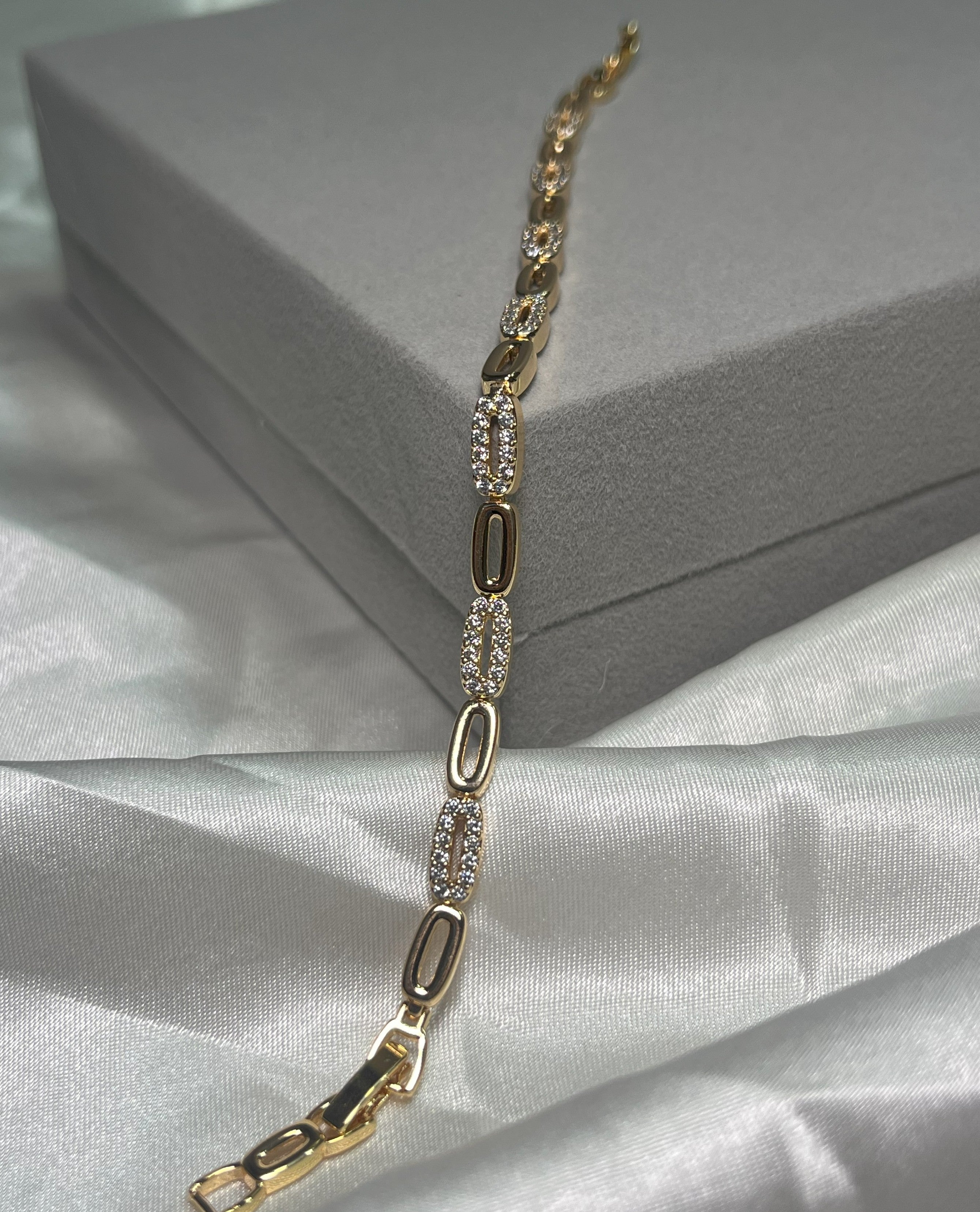 ✨ Oval Link Elegance Bracelet – Premium Finish