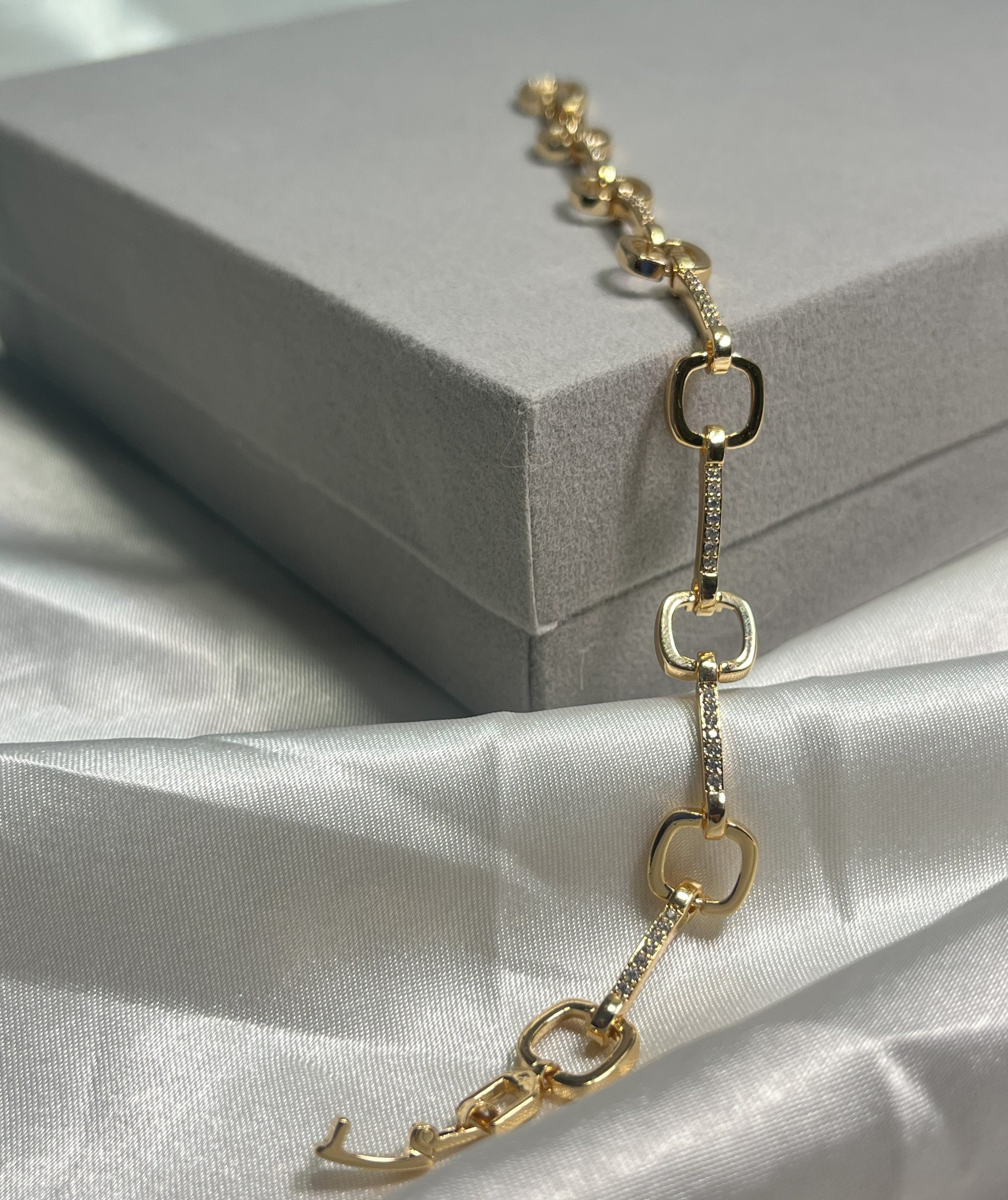 ✨ Luxe Link Bracelet – Sleek. Stylish. Statement.