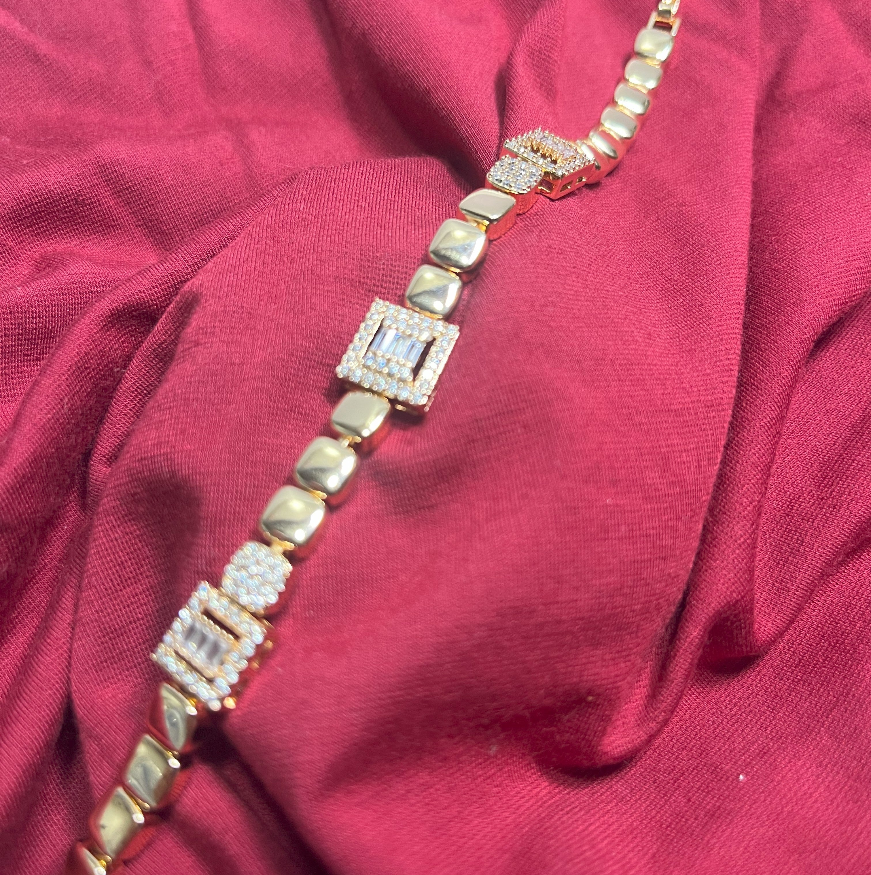 ✨ Square Elegance Bracelet – Shine That Speaks Style