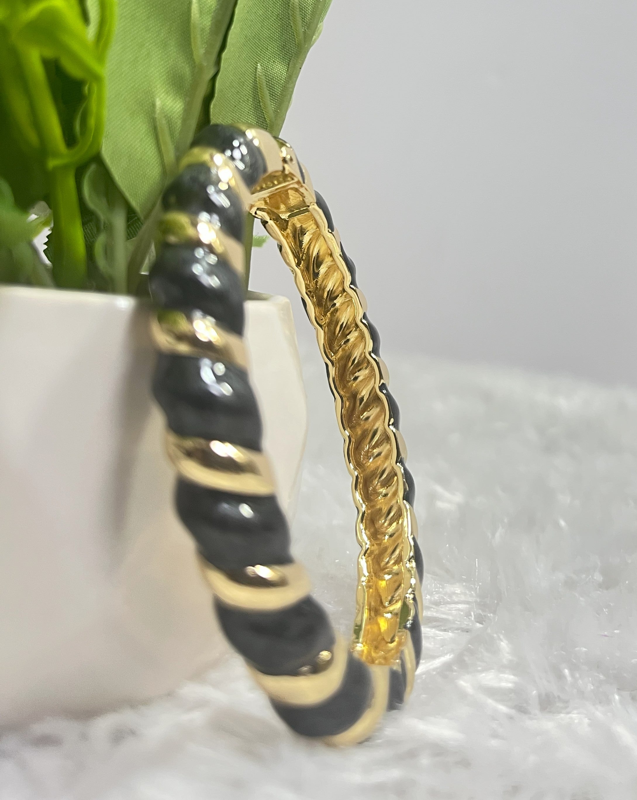 Twist Shine Gold Bangle (oval)