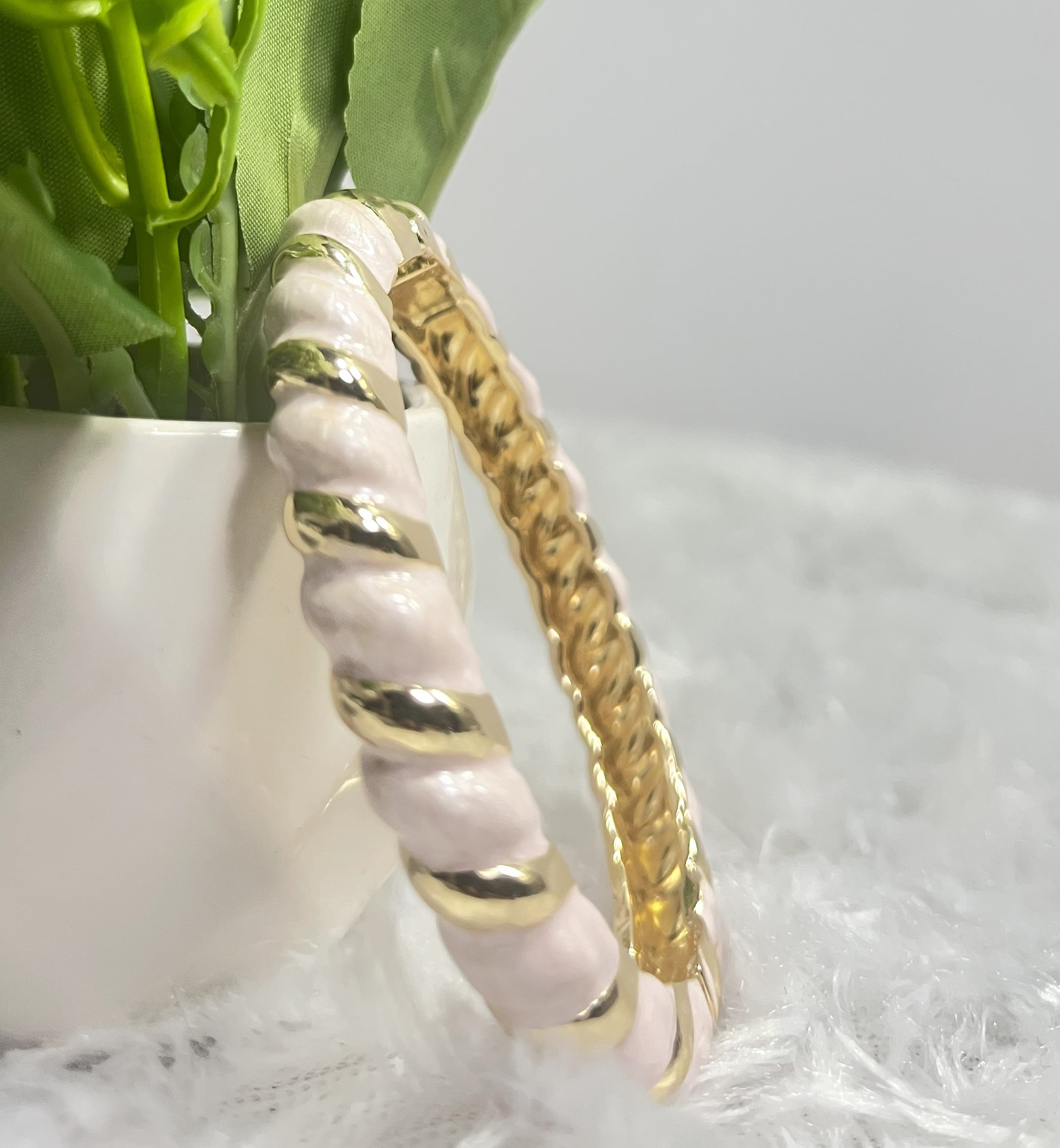 Twist Shine Gold Bangle (oval)