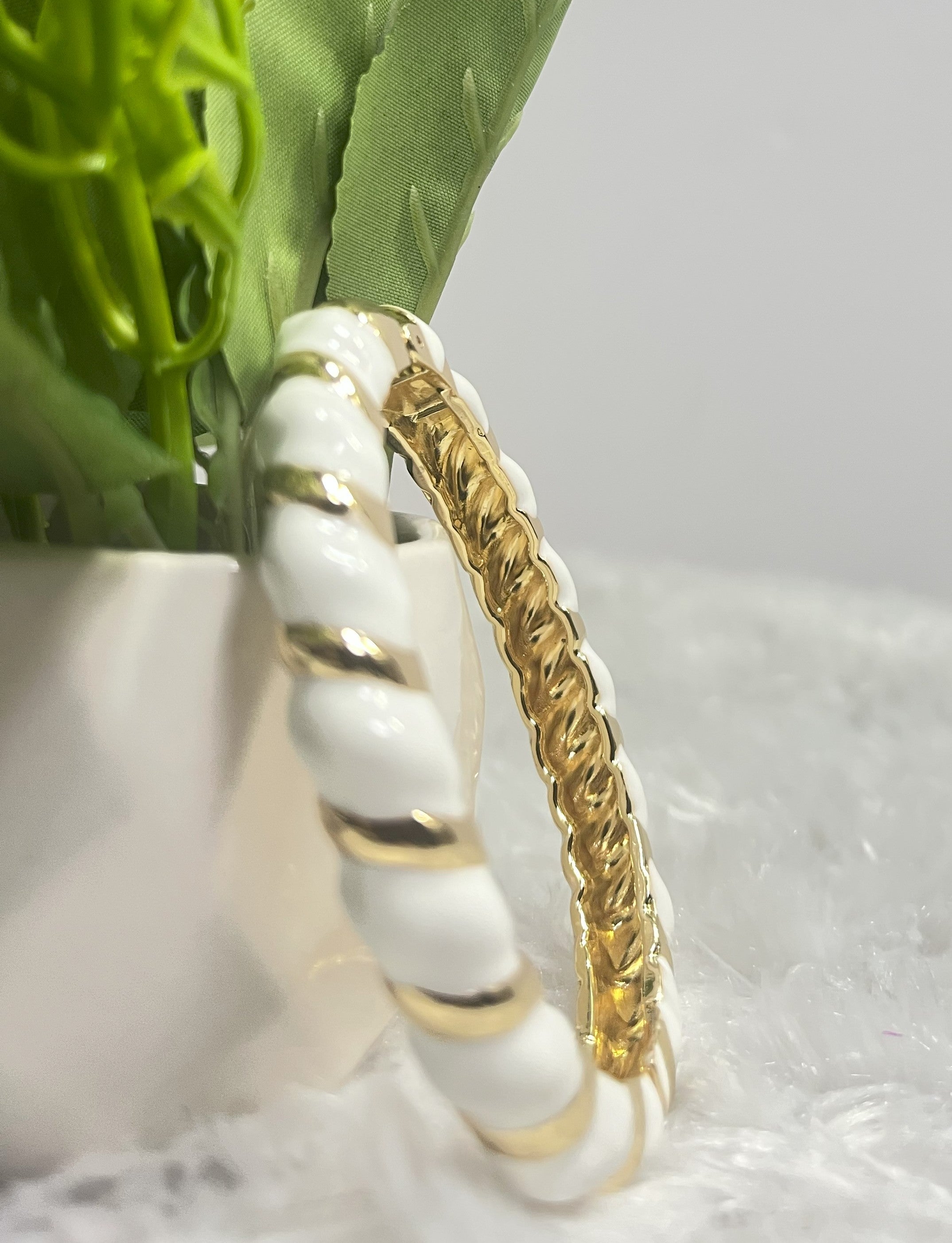 Twist Shine Gold Bangle (oval)