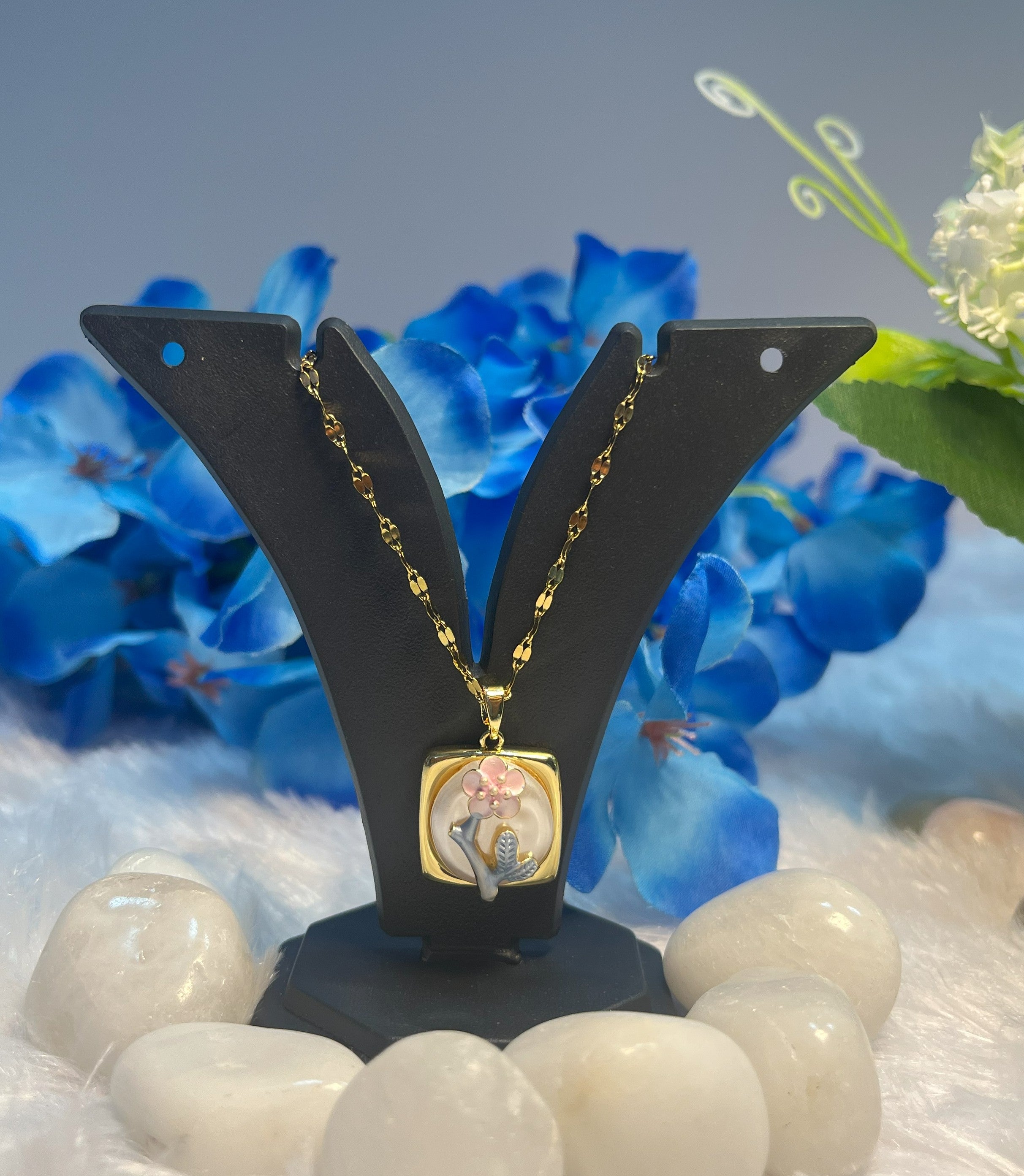🌸 Premium Floral Frame Pendant 🌸