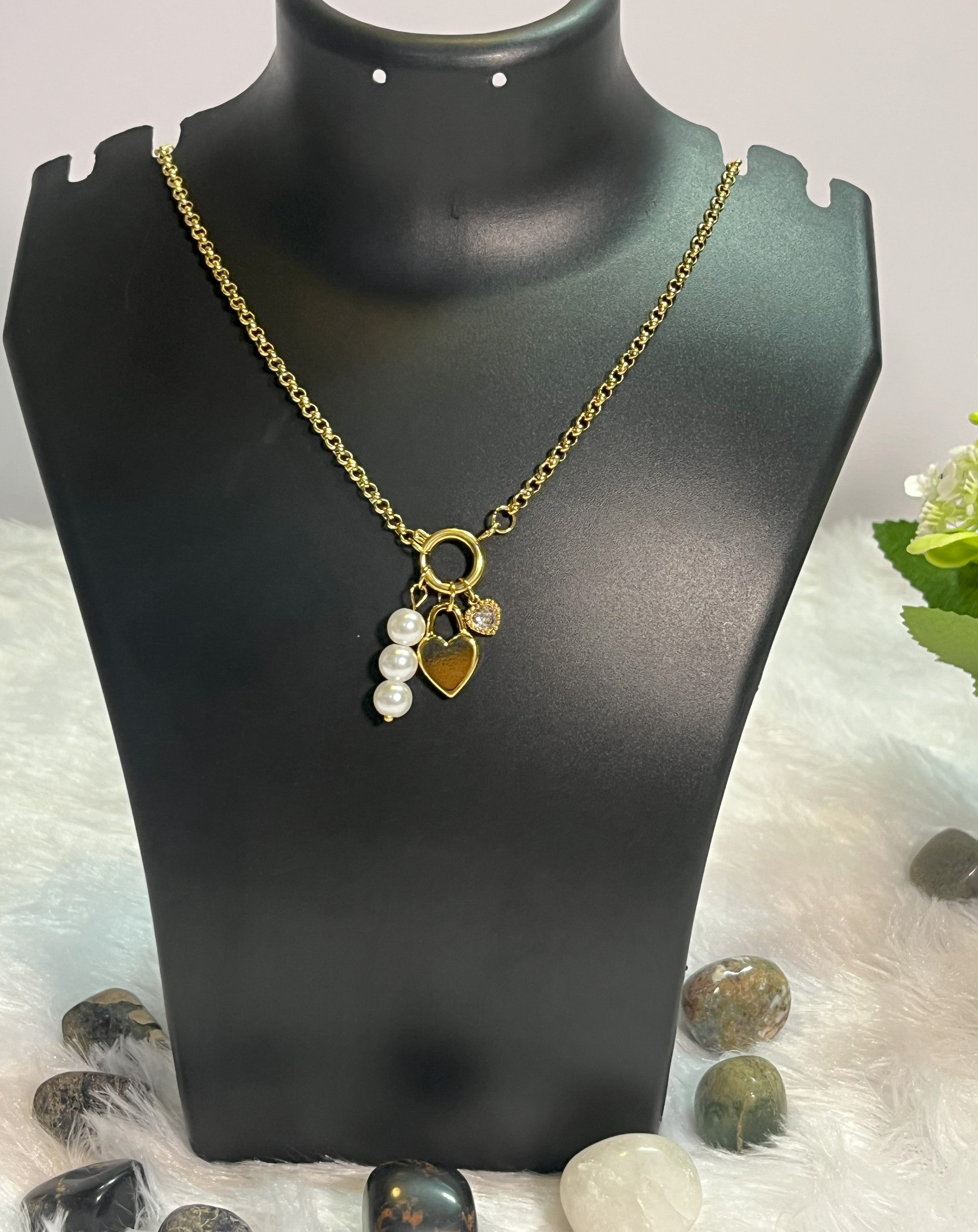 💫 Premium Pearl & Heart Charm Necklace – Golden Elegance 💫